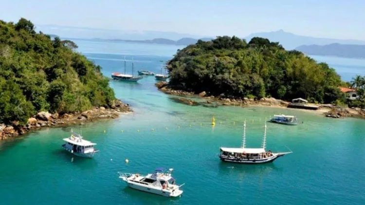 Escuna pelas ilhas de Angra dos Reis
