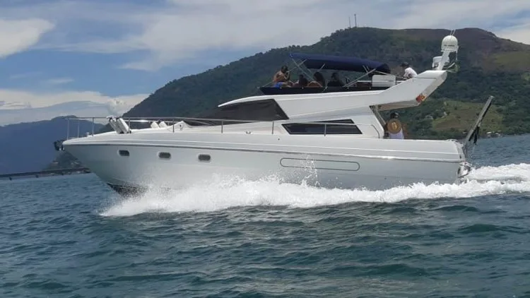 Lancha em Angra dos Reis