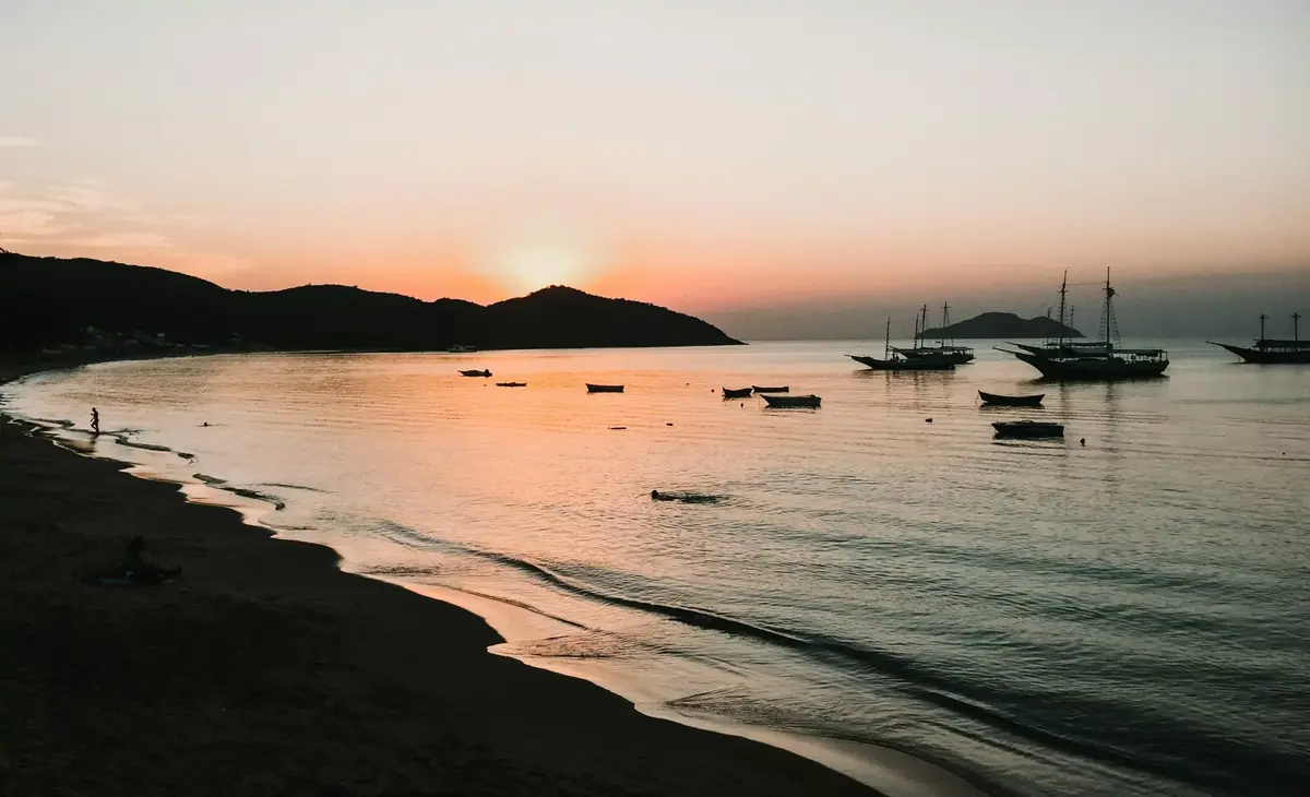 Lagoa Azul em Angra dos Reis com águas cristalinas e peixes coloridos