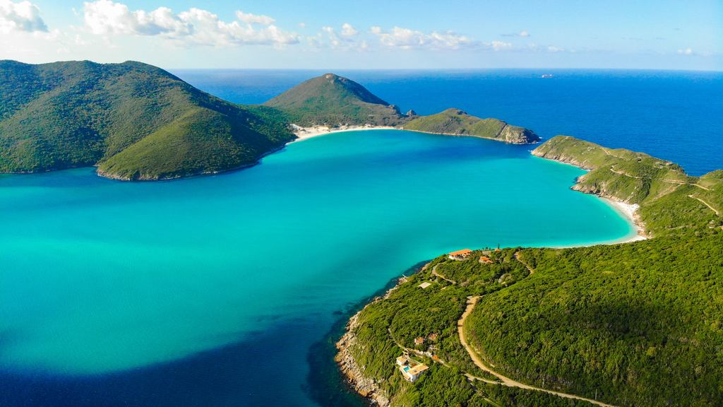 Vista das Prainhas do Pontal em Arraial do Cabo com águas turquesas e areia branca