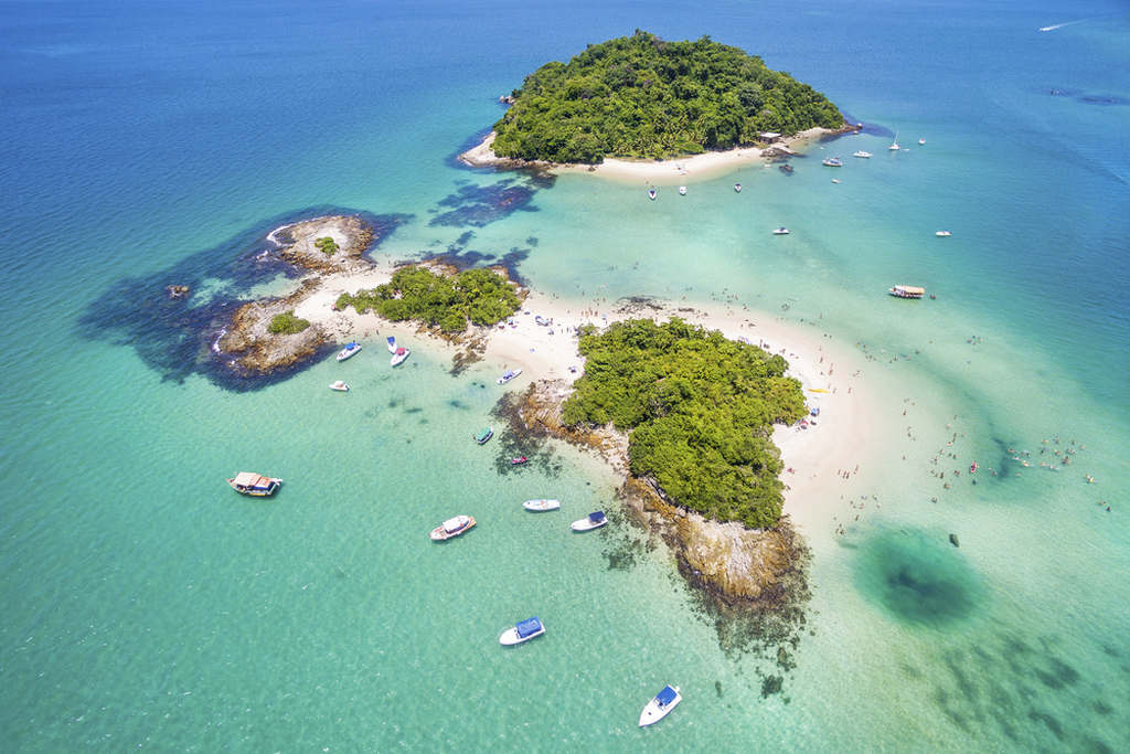 Lagoa Azul em Angra dos Reis com águas cristalinas vistas de barco — um dos 9 pontos turísticos imperdíveis