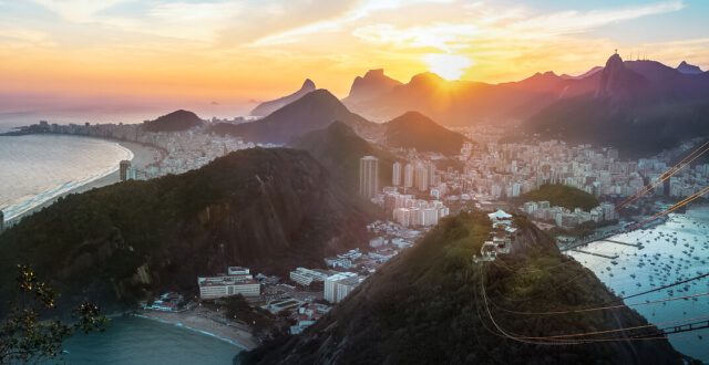 Cristo Redentor visto da Mureta da Urca com a Baía de Guanabara ao fundo — um dos 100 pontos turísticos do Rio de Janeiro