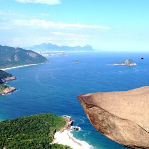 Durante o Passeio trilha Pedra do Telegráfo você poderá apreciar vista da cidade do Rio do alto da pedra. Além do lindo vista das praias da região Guaratiba