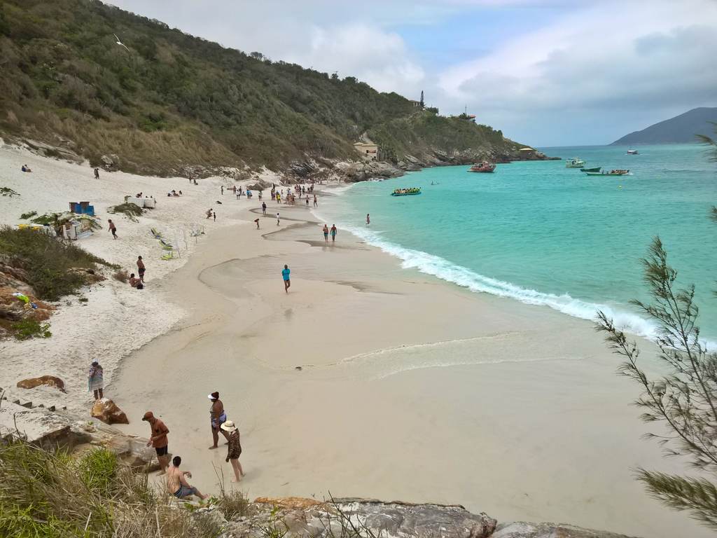 Vista da areia e do mar da Praia do Farol em Arraial do Cabo