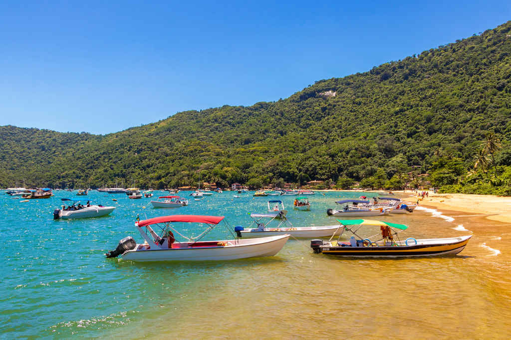 barcos no mar e na areia em ilhas em angra dos reis