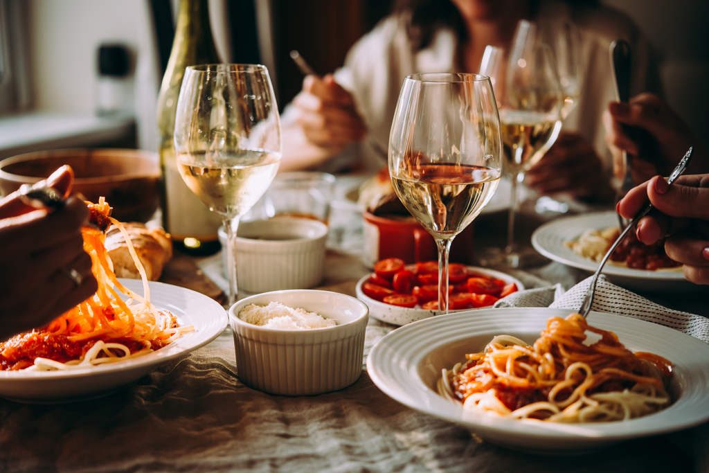 pessoas comendo em restaurante com mesa cheia de comida no rio de janeiro