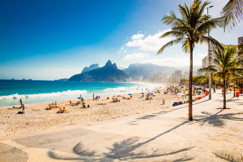 vista do calçadão para a praia no rio de janeiro