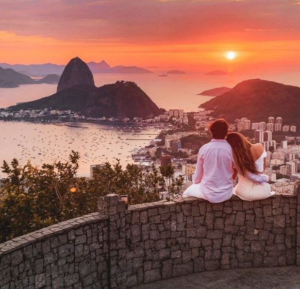 Vista panorâmica do Mirante Dona Marta, um dos pontos turísticos do tour Rio de Janeiro mais incríveis do Rio de Janeiro. Com o Cristo Redentor ao fundo e a Baía de Guanabara em destaque, esse mirante oferece uma das melhores vistas da cidade maravilhosa. Ideal para quem busca turismo no Rio, fotografia de paisagens e experiências inesquecíveis no Brasil