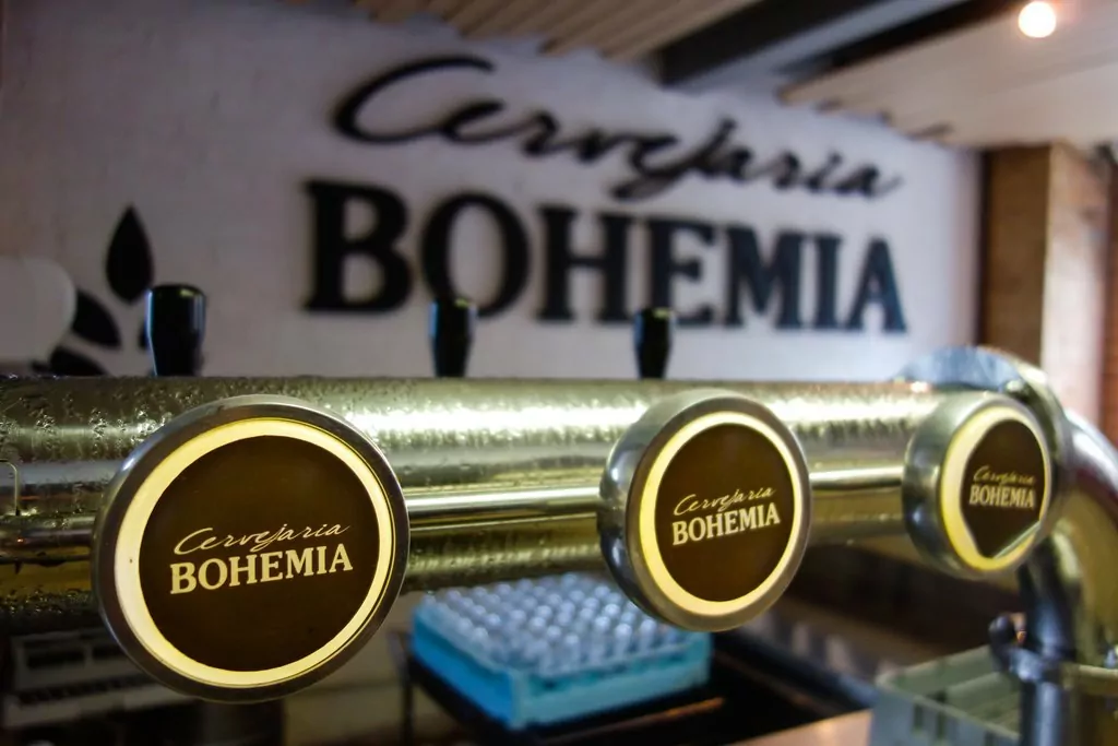 Logo da Cervejaria Bohemia em máquina de choppp
