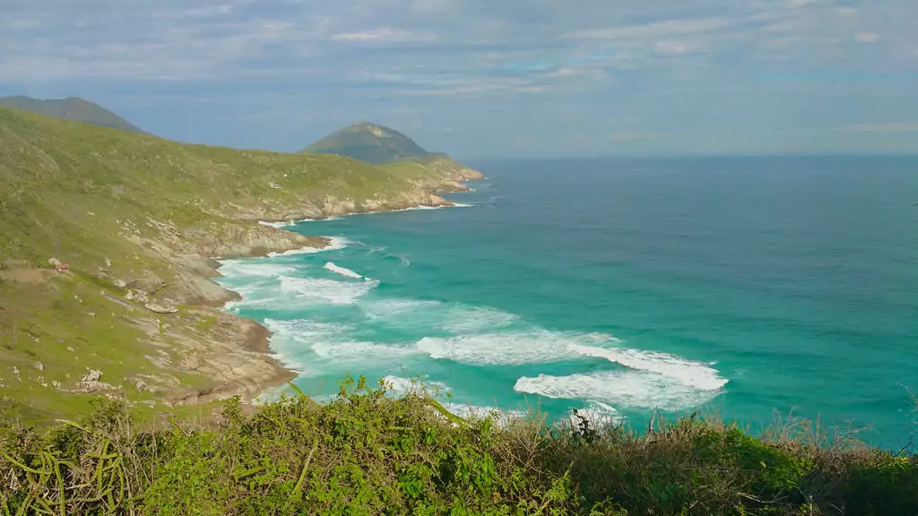 Vista das marés altas da Praia Brava em Arraial do Cabo